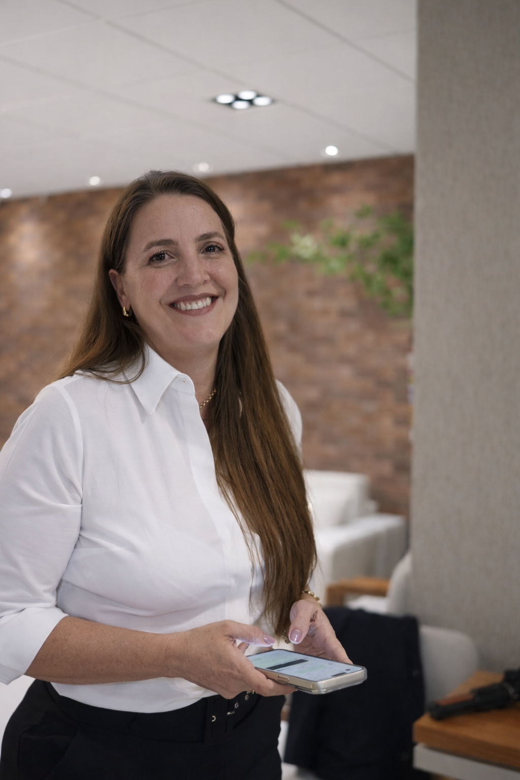 Dra. Cristiane Louly em seu escritório em Anápolis-GO